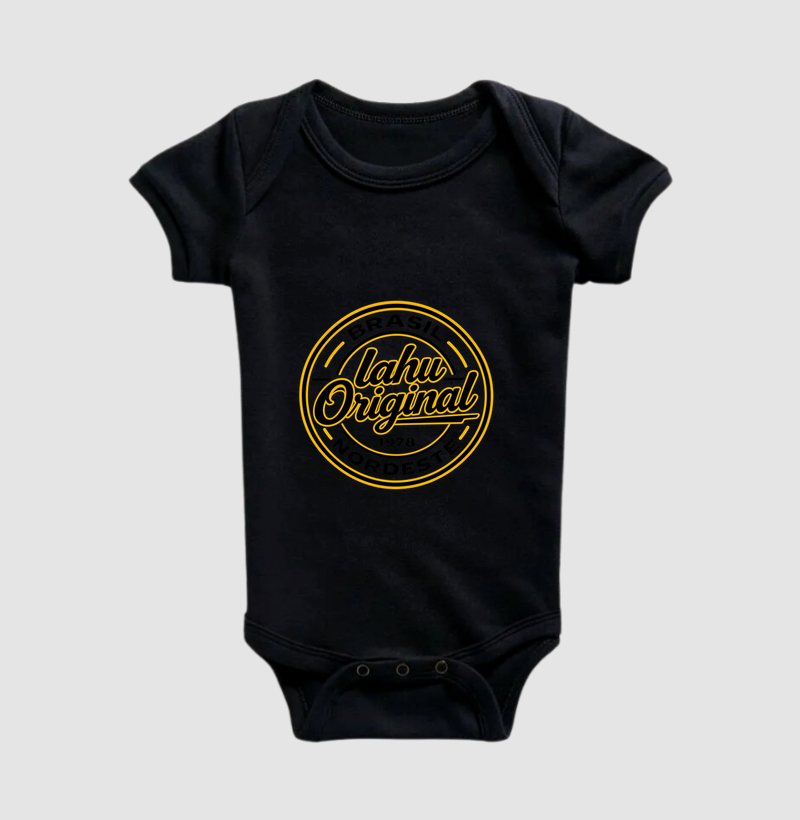 Mais que uma estampa: um selo de autenticidade. Carregue todo a força, a historia e a identidade do nosso povo. Um designer clássico e atemporal, inspirado nas raízes, terra de sol, de gente forte. - Body Infantil