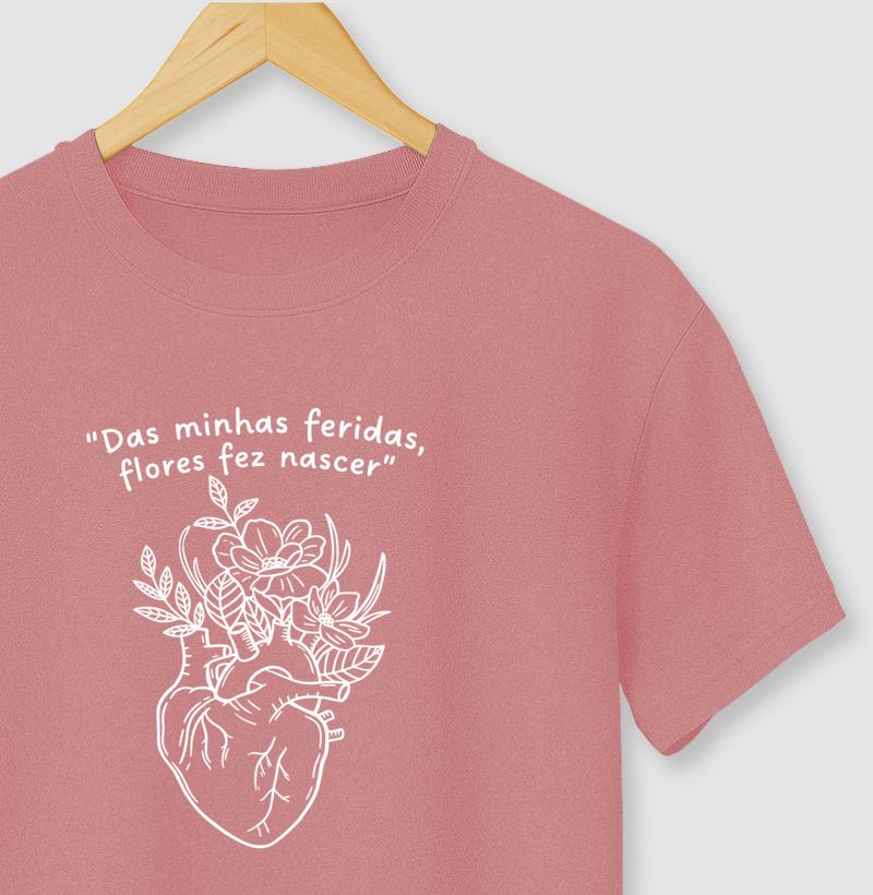Camiseta Das minhas feridas flores fez nascer