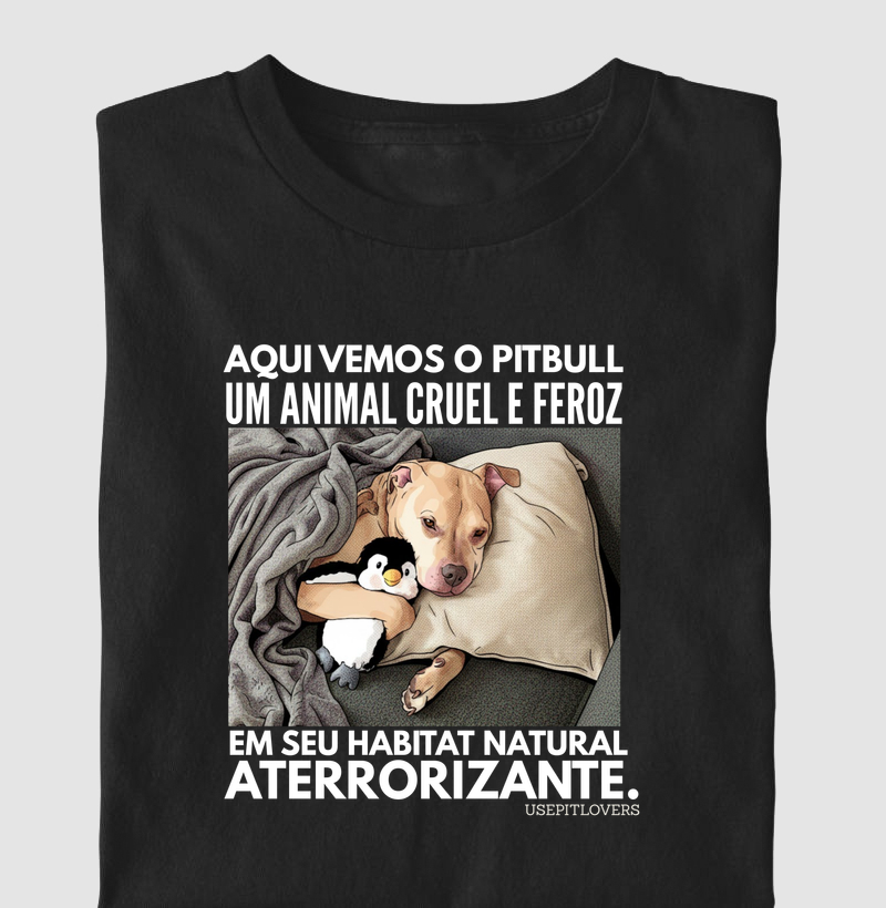 AQUI VEMOS O PIT BULL UM ANIMAL CRUEL E FEROZ EM SEU HABITAT NATURAL ATERRORIZANTE.