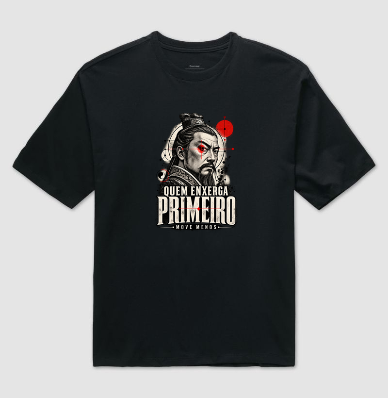 Sun Tzu - Quem Enxerga Primeiro Move Menos - Camiseta Oversized