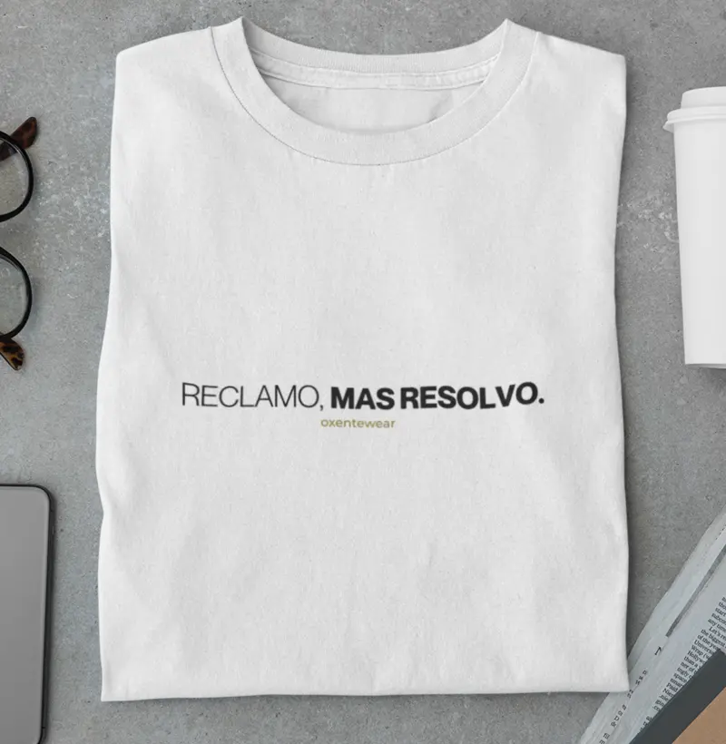 Camiseta "Reclamo, mas resolvo." |OxenteWear