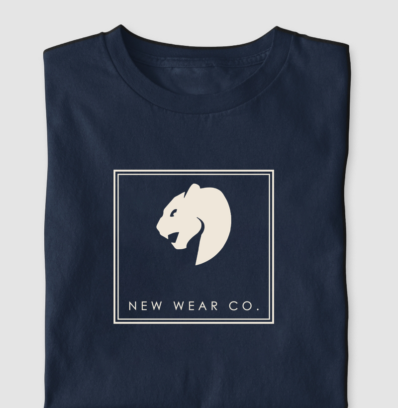 Camiseta NEW Wear Co. · Emblema