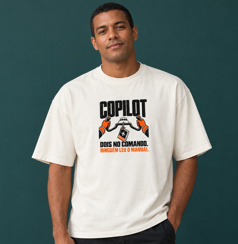 Copilot: dois no comando. Ninguém leu o manual — Camiseta Oversized