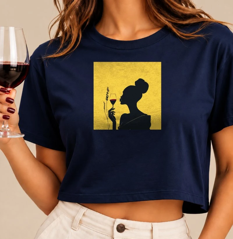 Camiseta Elegância em Cada Gole - Cropped