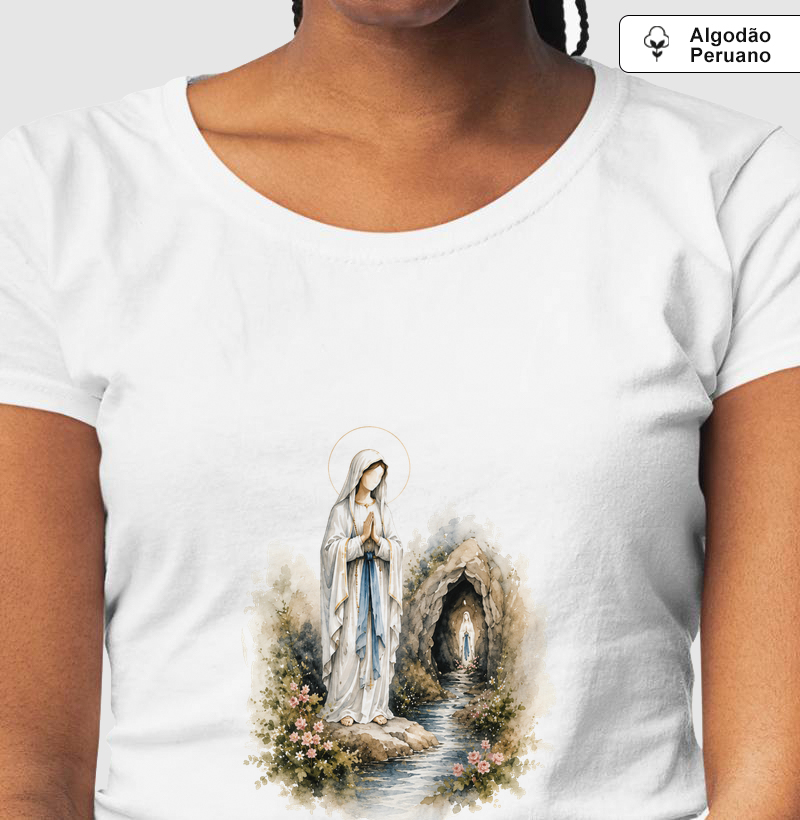 Coleção Sob o Manto - Camiseta Nossa Senhora de Lourdes