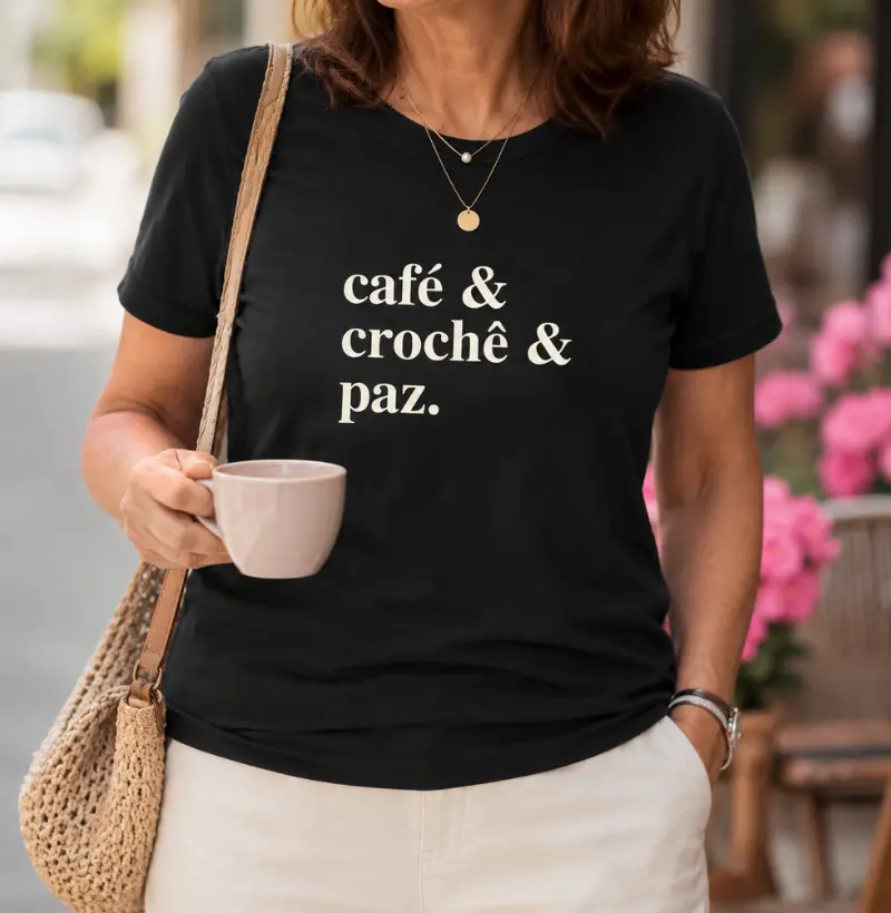 Camiseta Frase Café, Crochê e Paz