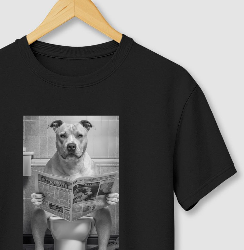 pit no vaso sanitário lendo jornal 