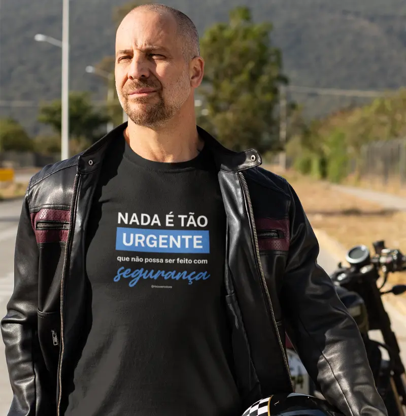 T-Shirt Preta Masculina - Nada é tão urgente