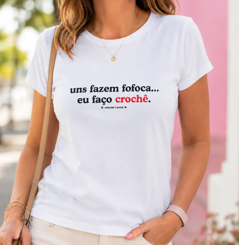 Camiseta Frase Uns Fazem Fofoca, Eu Faço Crochê