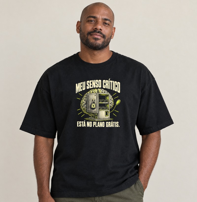 Meu senso crítico está no plano grátis — Camiseta Oversized