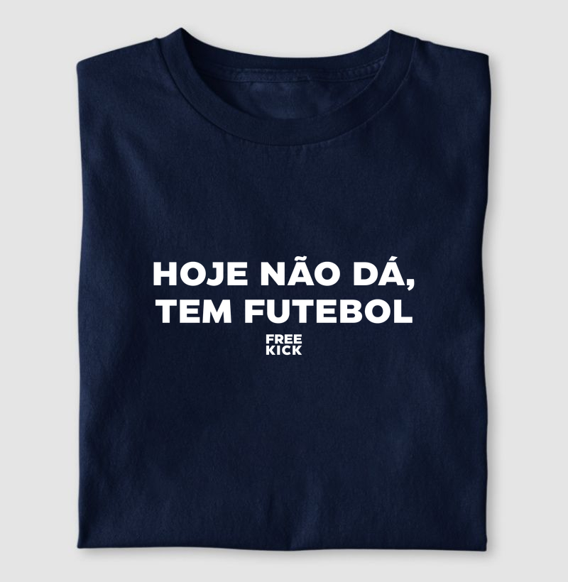 CAMISETA FREE KICK HOJE NÃO DÁ, TEM FUTEBOL LOGO BRANCO