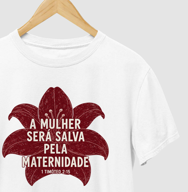 A Mulher Será Salva Pela Maternidade — 1 Timóteo 2:15 - Camiseta