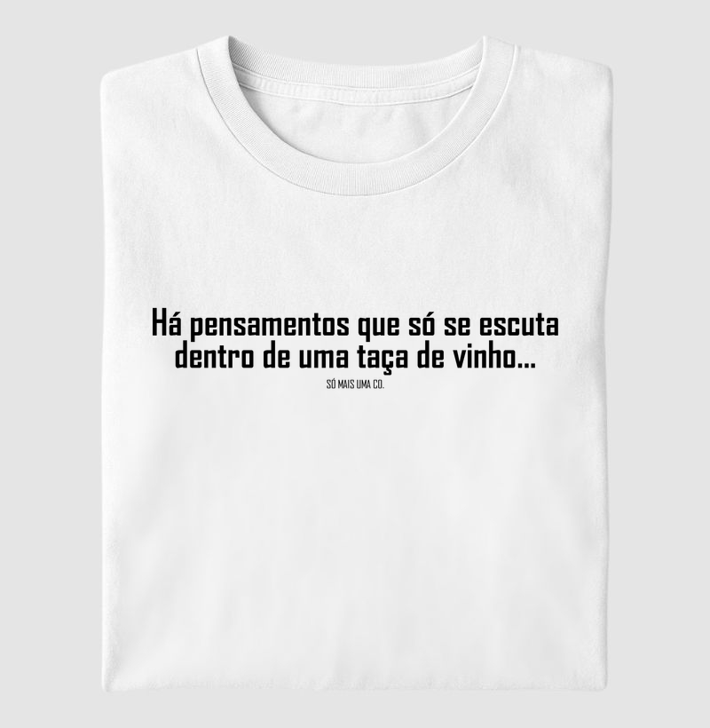Camiseta Há pensamentos que só se escuta dentro de uma taça de vinho