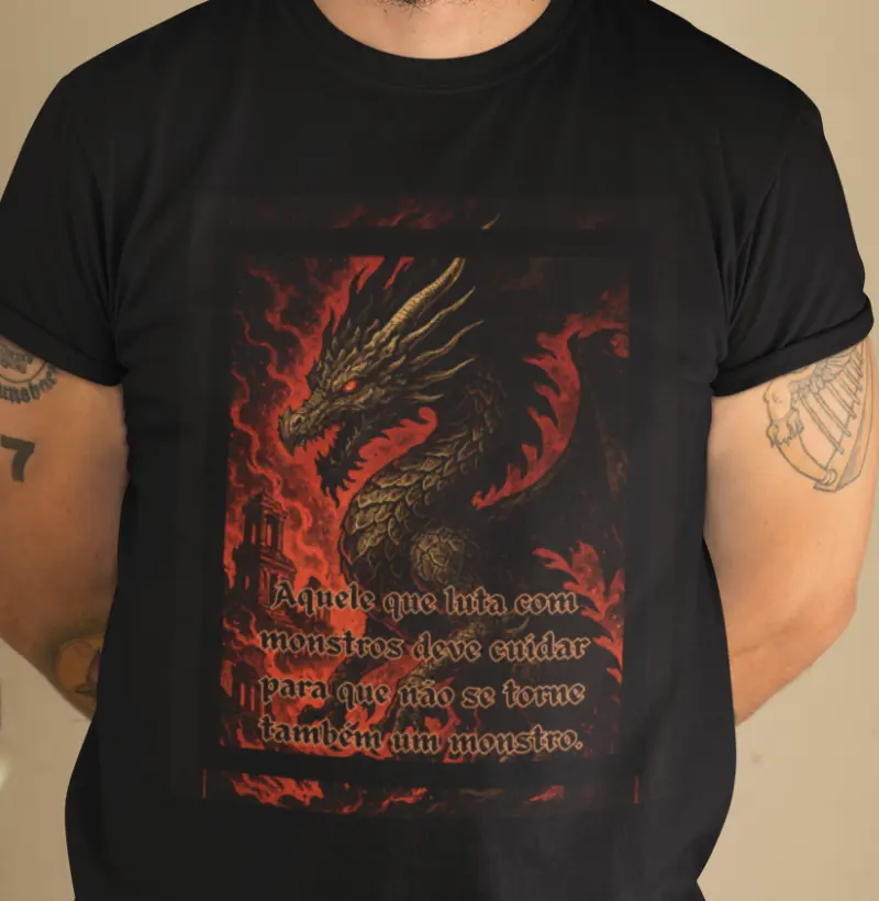 "Olhos do Abismo" – Camiseta Estampa Dragão & Nietzsche