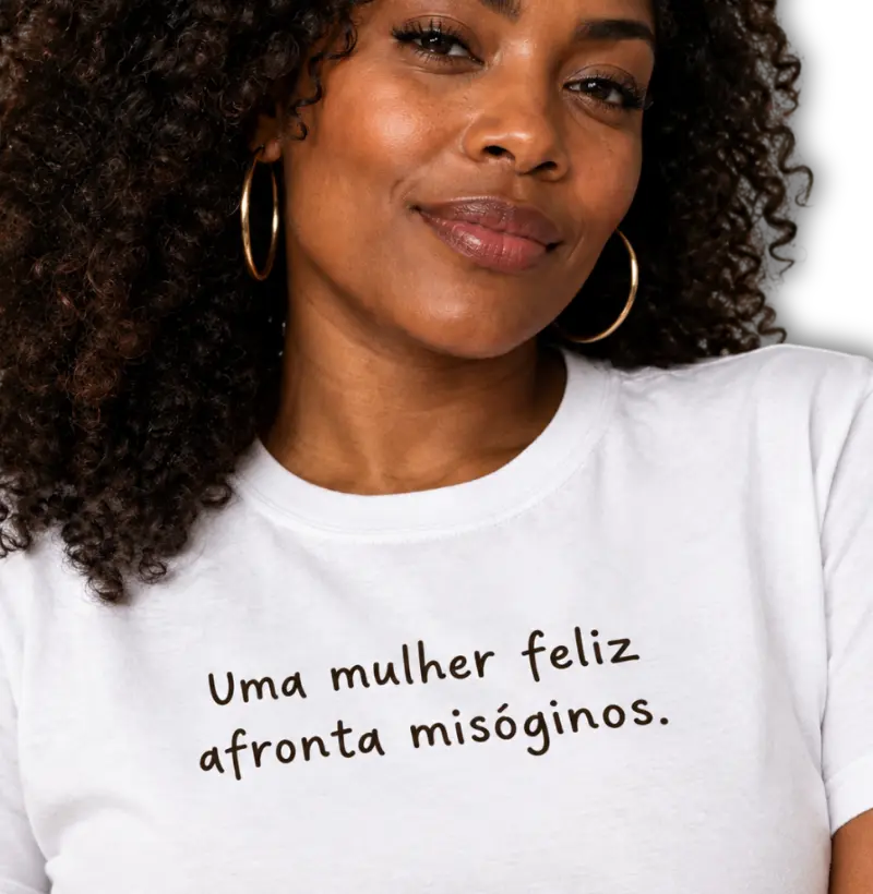 Uma mulher feliz afronta misóginos. - Camiseta