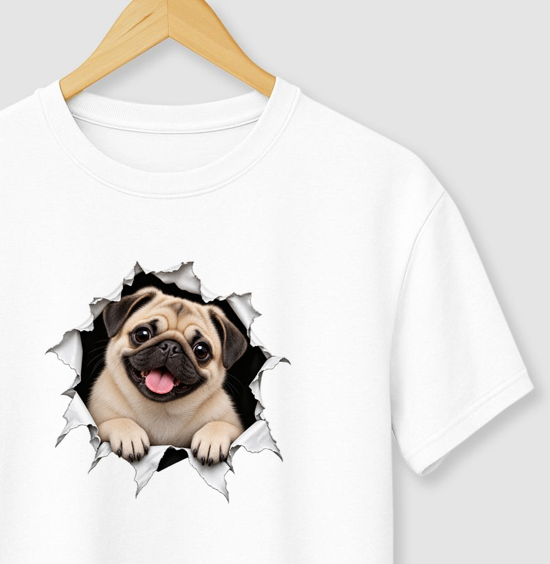 Pug Saindo da Camiseta - Camiseta