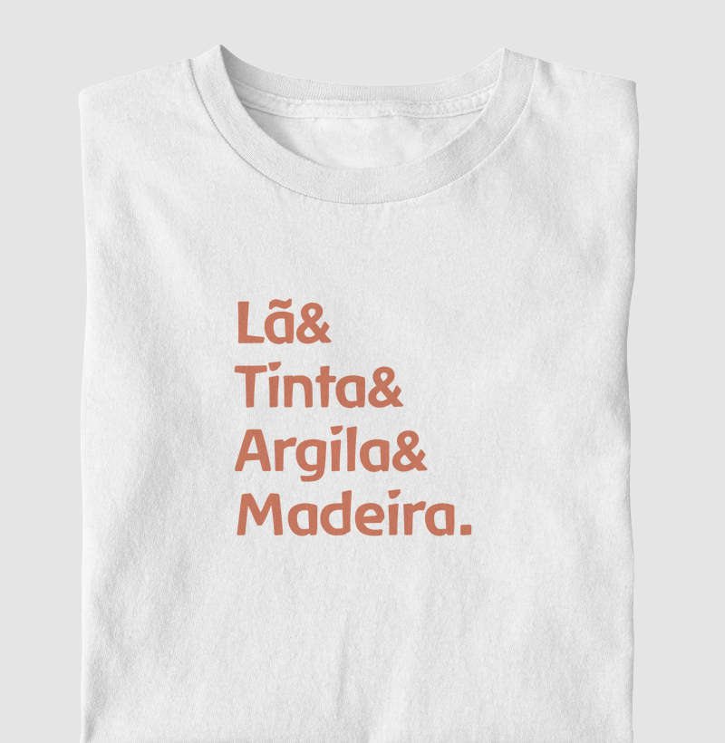 Lã, tinta, argila e madeira. 