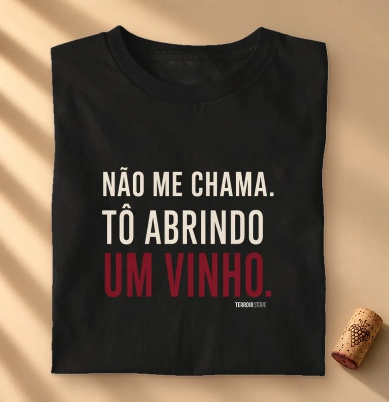 Camiseta Não me chama. Tô abrindo um Vinho.