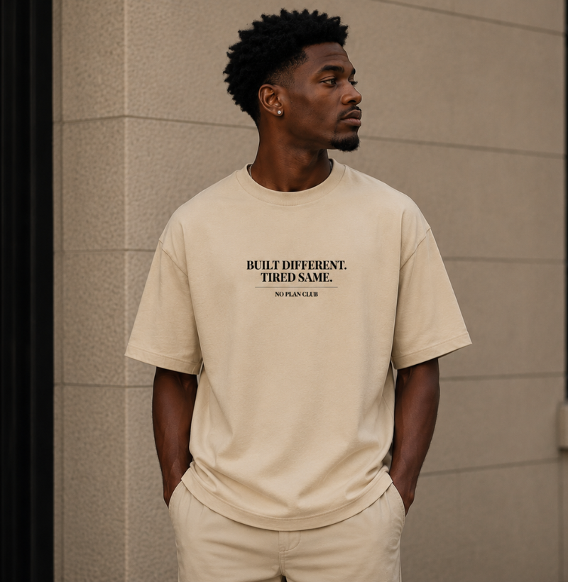 Camiseta Oversized Built Different Tired Same – No Plan Club