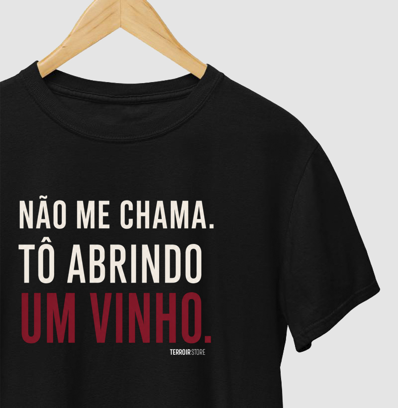 Camiseta Não me chama. Tô abrindo um Vinho.