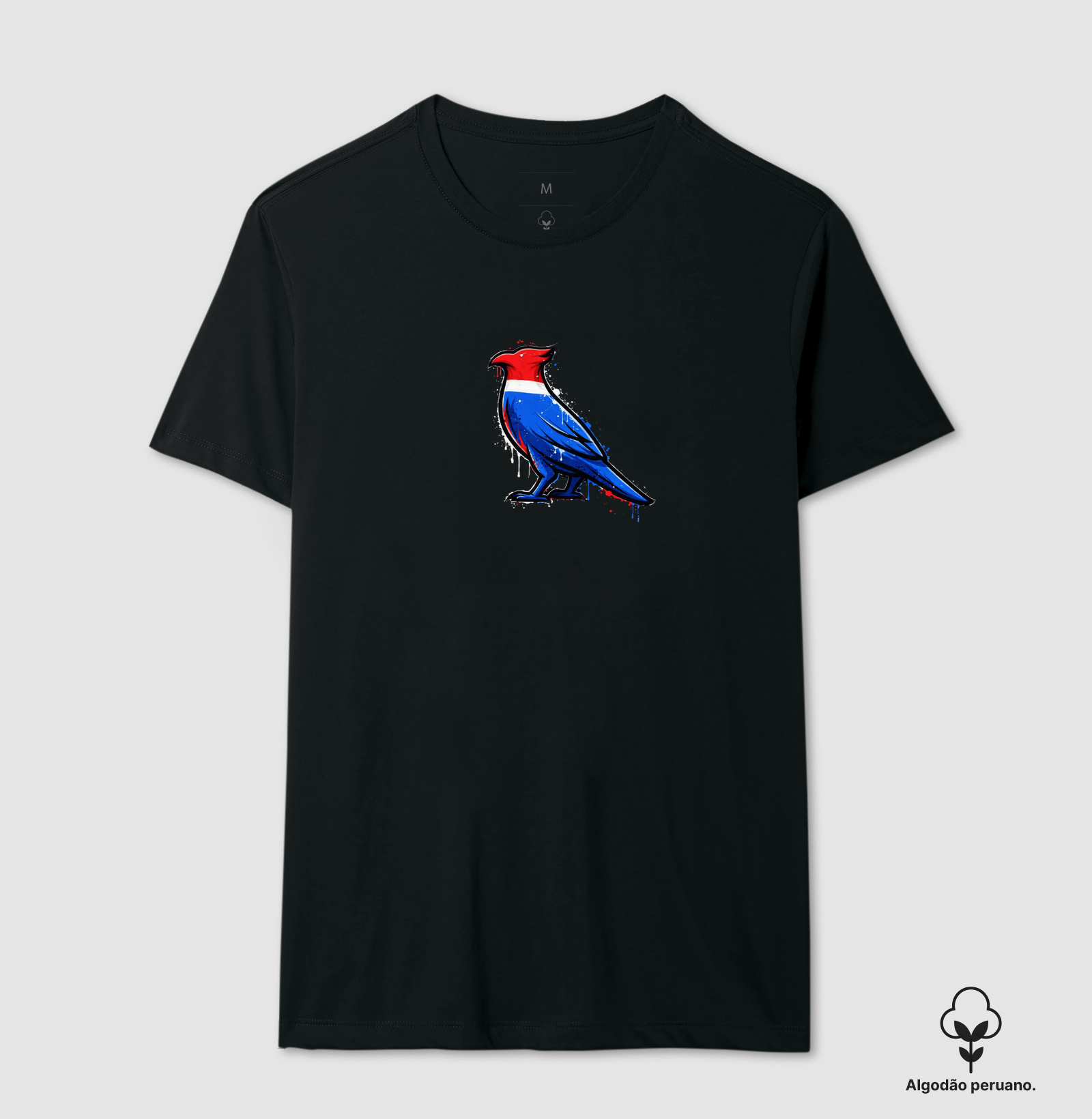 Essa estampa não é só moda — é manifesto, é território, é poder. O Carcará urbano chegou para dominar o asfalto com a mesma bravura com que domina o céu. - Camiseta Algodão Peruano