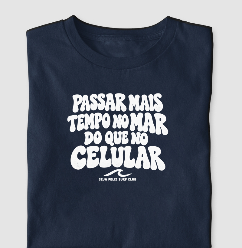 Passar Mais Tempo no Mar do que no Celular - Camiseta