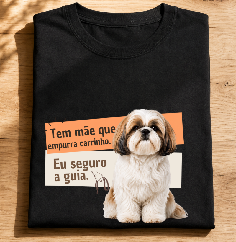 Tem mãe que empurra carrinho eu seguro a guia