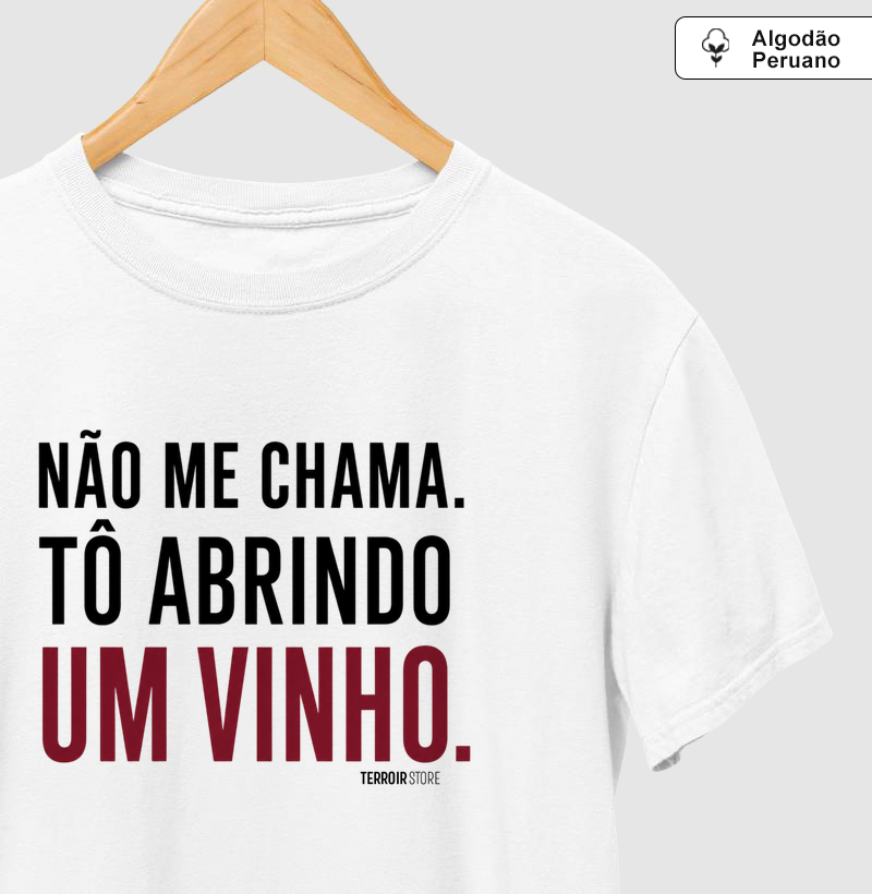 Camiseta Não me chama. Tô abrindo um Vinho.
