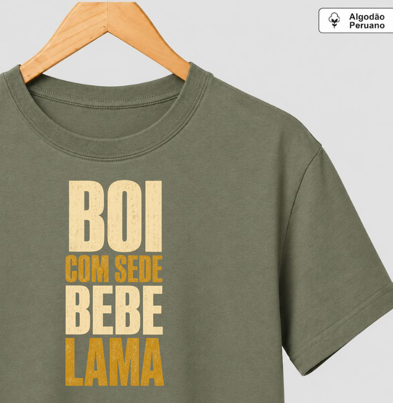 Boi com sede bebe lama