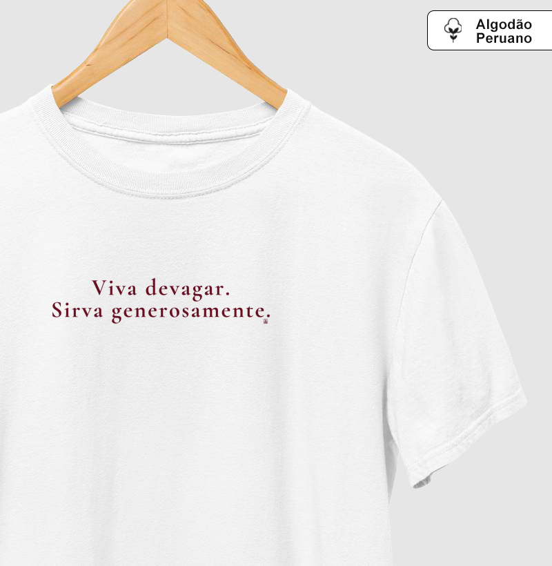 Camiseta Vinho - Viva Devagar. Sirva Generosamente.