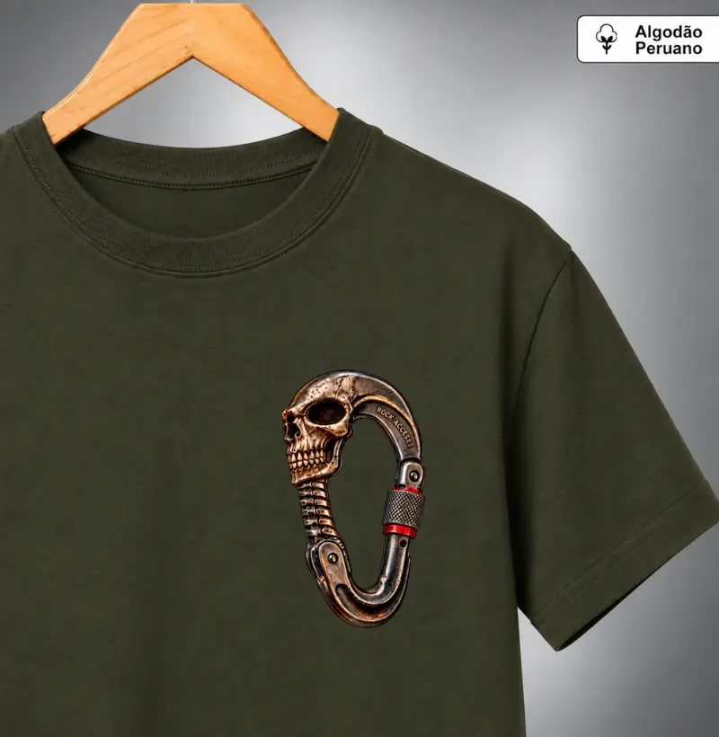 Skull Carabiner, Mosquetão no Peito - Camiseta Algodão Peruano