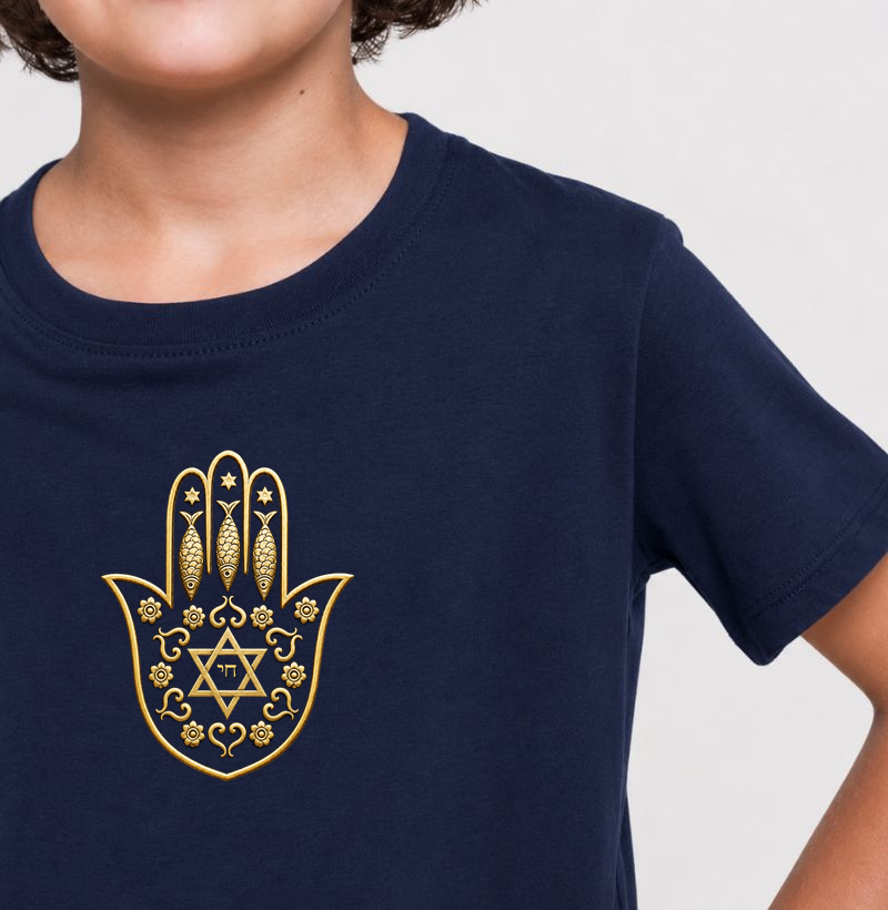 𝙈𝙖̃𝙤 𝙃𝙖𝙢𝙨𝙖: 𝙋𝙧𝙤𝙩𝙚𝙘̧𝙖̃𝙤, 𝙇𝙪𝙯 𝙚 𝘾𝙤𝙣𝙚𝙭𝙖̃𝙤 - Camiseta Infantil