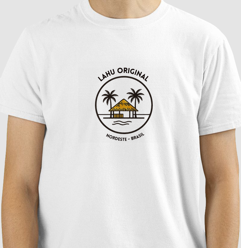 Vista essa estampa e leve consigo o orgulho e a beleza do Nordeste — onde cada detalhe conta uma história de calor humano, alegria e liberdade. É mais que uma arte: é um convite para viver o verão o ano inteiro. - Camiseta