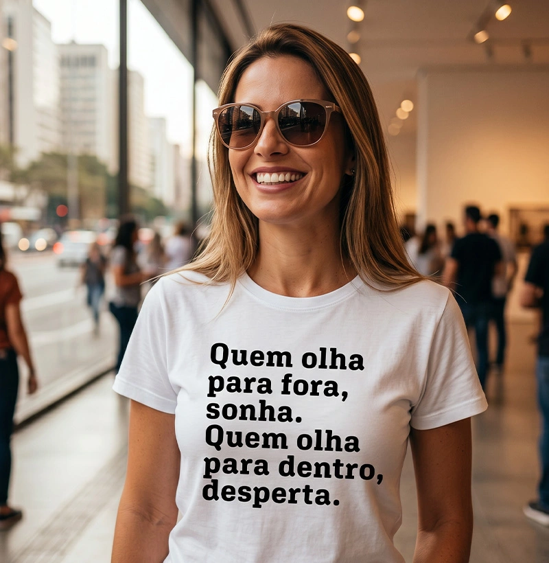 Quem olha para fora, sonha. Quem olha para dentro, desperta.