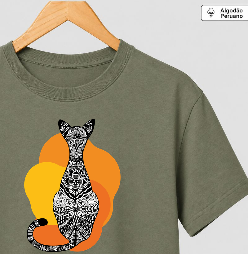 Gata de costas e fundo laranja e amarelo