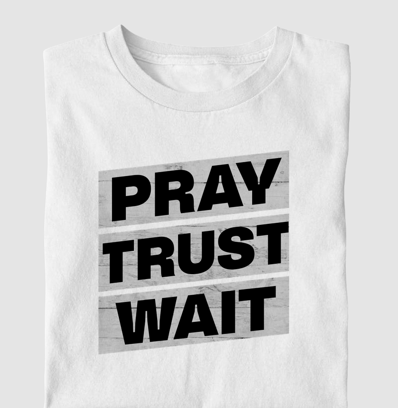 Camiseta Masculina Pray, Trust, Wait - Camiseta