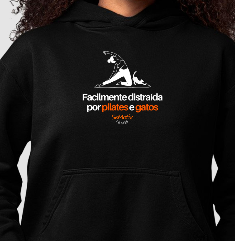 Facilmente distraída por pilates e gatos