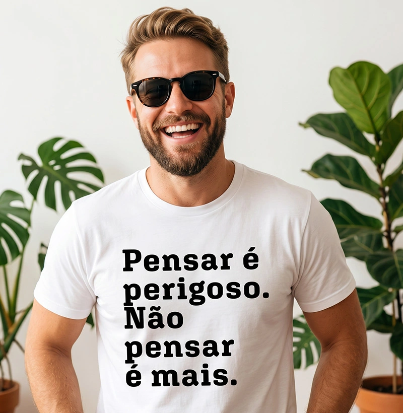 Pensar é perigoso. Não pensar é mais. 