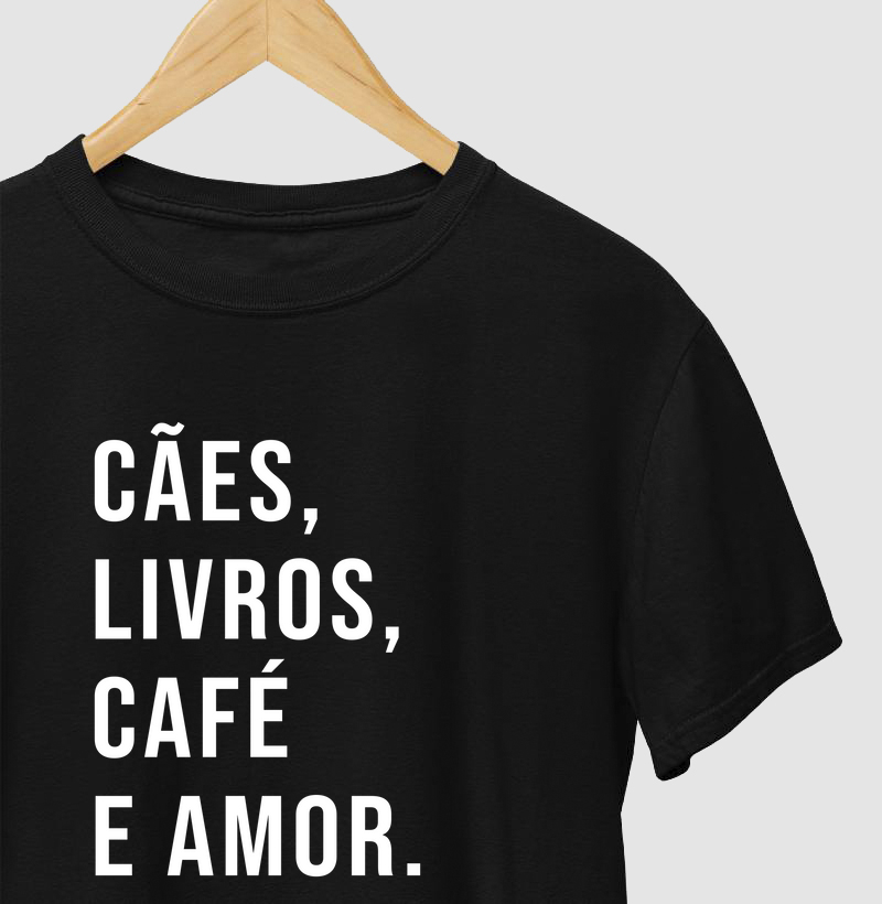 Camiseta Frase - Cães, livros, café e amor