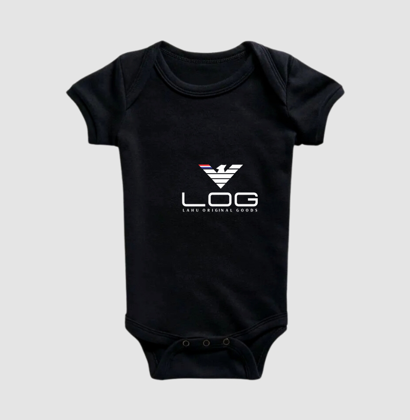 🦅 LOG | A Força das Origens, a Coragem de Evoluir A estampa LOG - Lahu Original Goods é uma representação poderosa de identidade, liderança e propósito. Seu símbolo central, inspirado na figura de uma águia estilizada, transmite visão, liberdade, força e a determinação necessária para superar qualquer desafio.