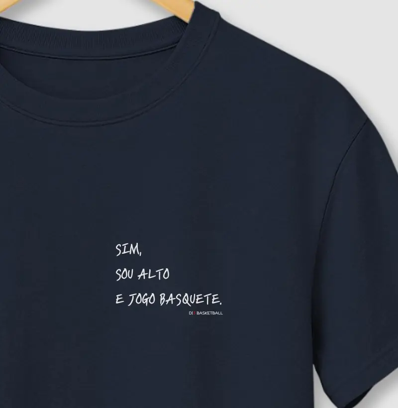 Sim, sou alto e jogo basquete.