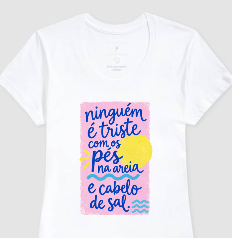 Ninguém é triste com pés na areia e cabelo de sal - Camiseta