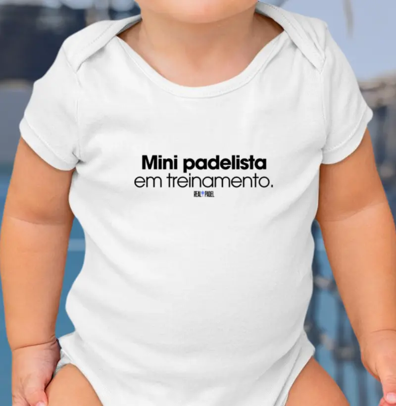 Mini padelista em treinamento