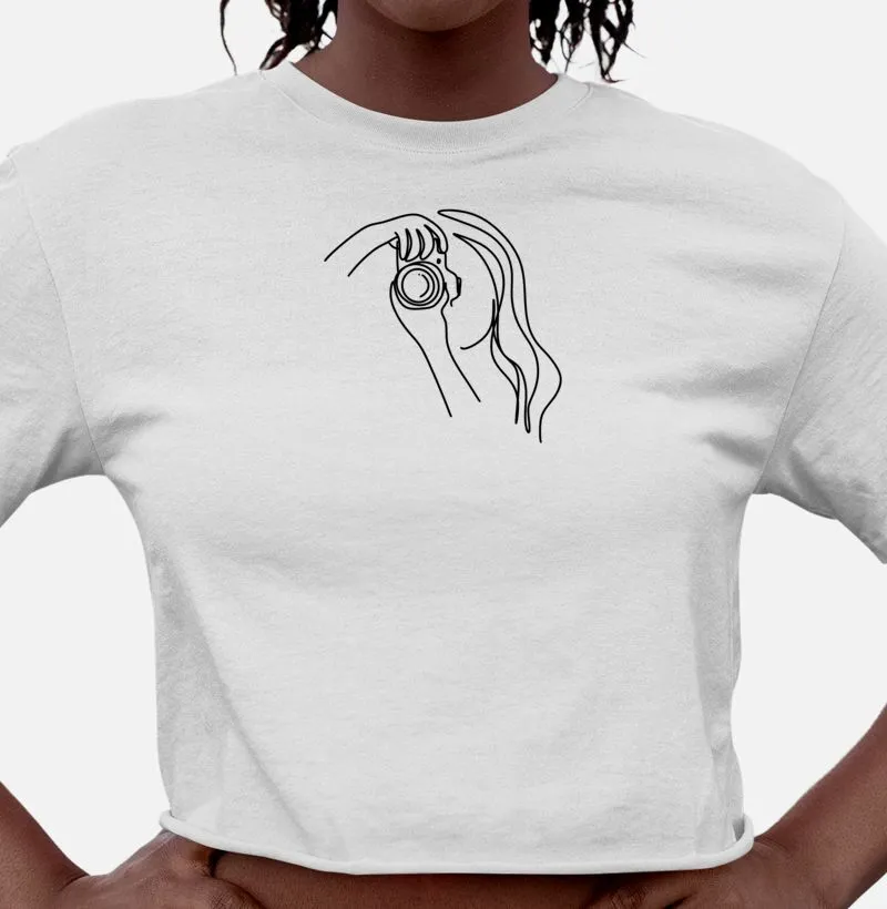 Camiseta feminina cropped mulher fotografando