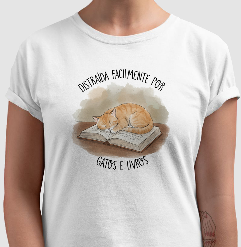Camiseta Distraída facilmente por gatos e livros