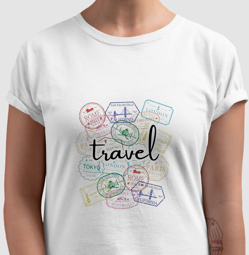 Camiseta Feminina Travel – Estampa de Selos e Mood Viajante