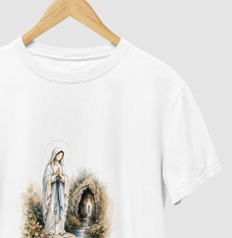 Coleção Sob o Manto - Camiseta Nossa Senhora de Lourdes