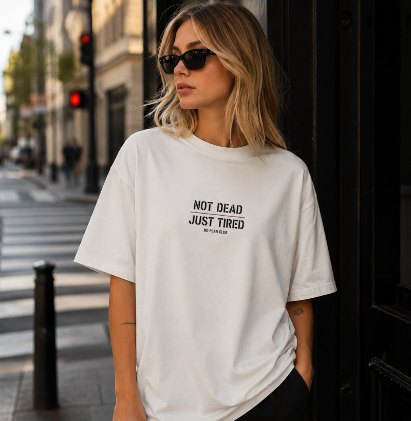 Camiseta Oversized Not Dead Just Tired – No Plan Club