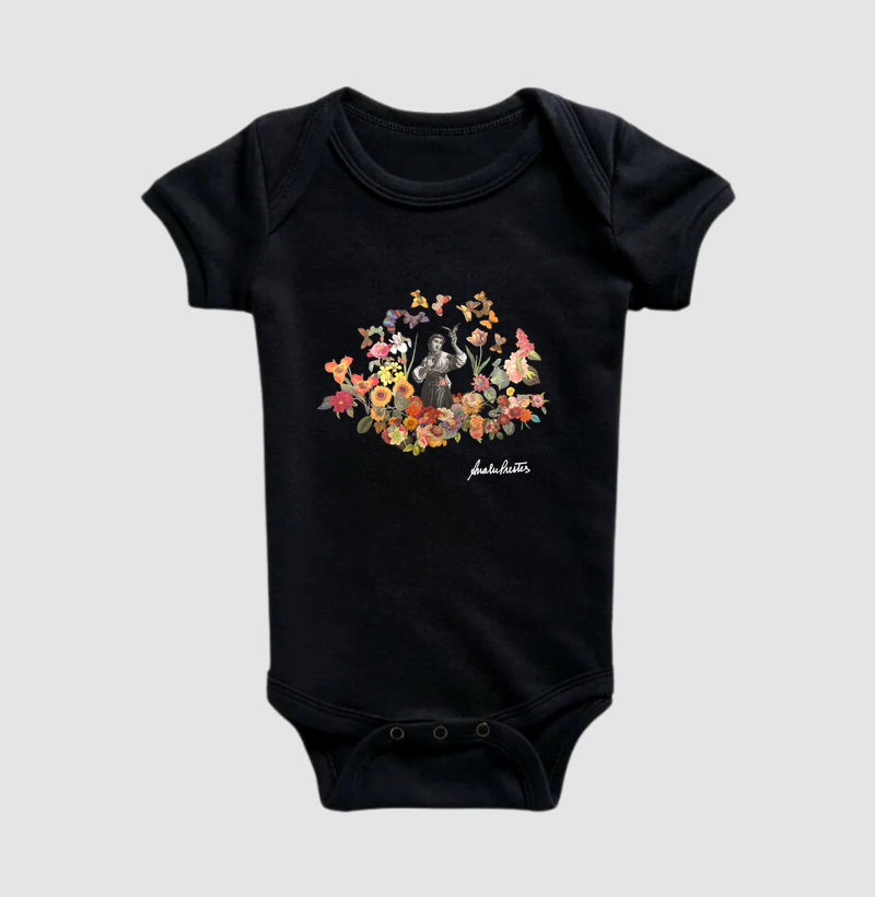 MULHER COM PÁSSARO E FLORES.