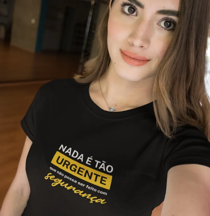 T-Shirt Feminina Preta - Nada é tão urgente